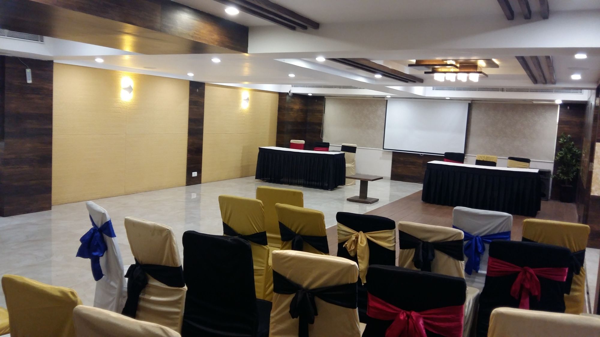 Pride Biznotel Vadodara Buitenkant foto
