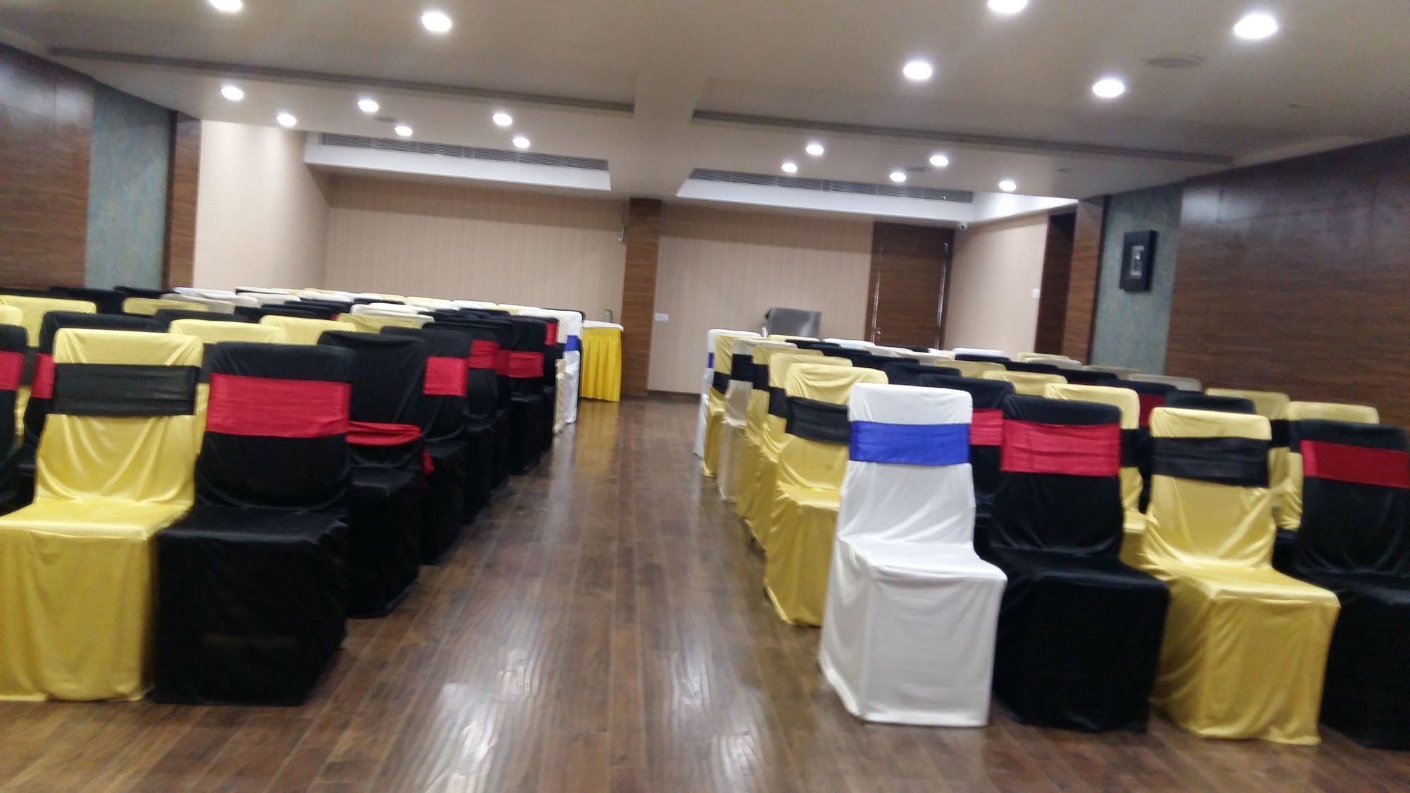 Pride Biznotel Vadodara Buitenkant foto