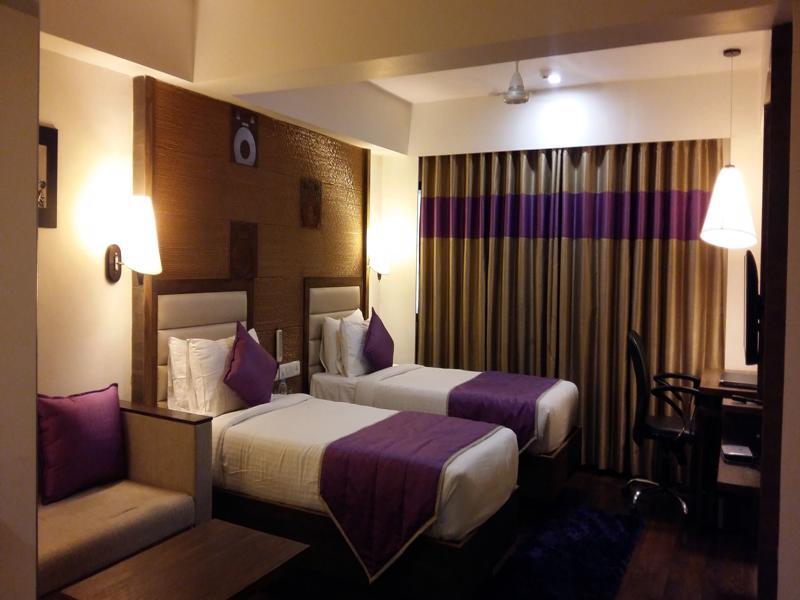 Pride Biznotel Vadodara Buitenkant foto
