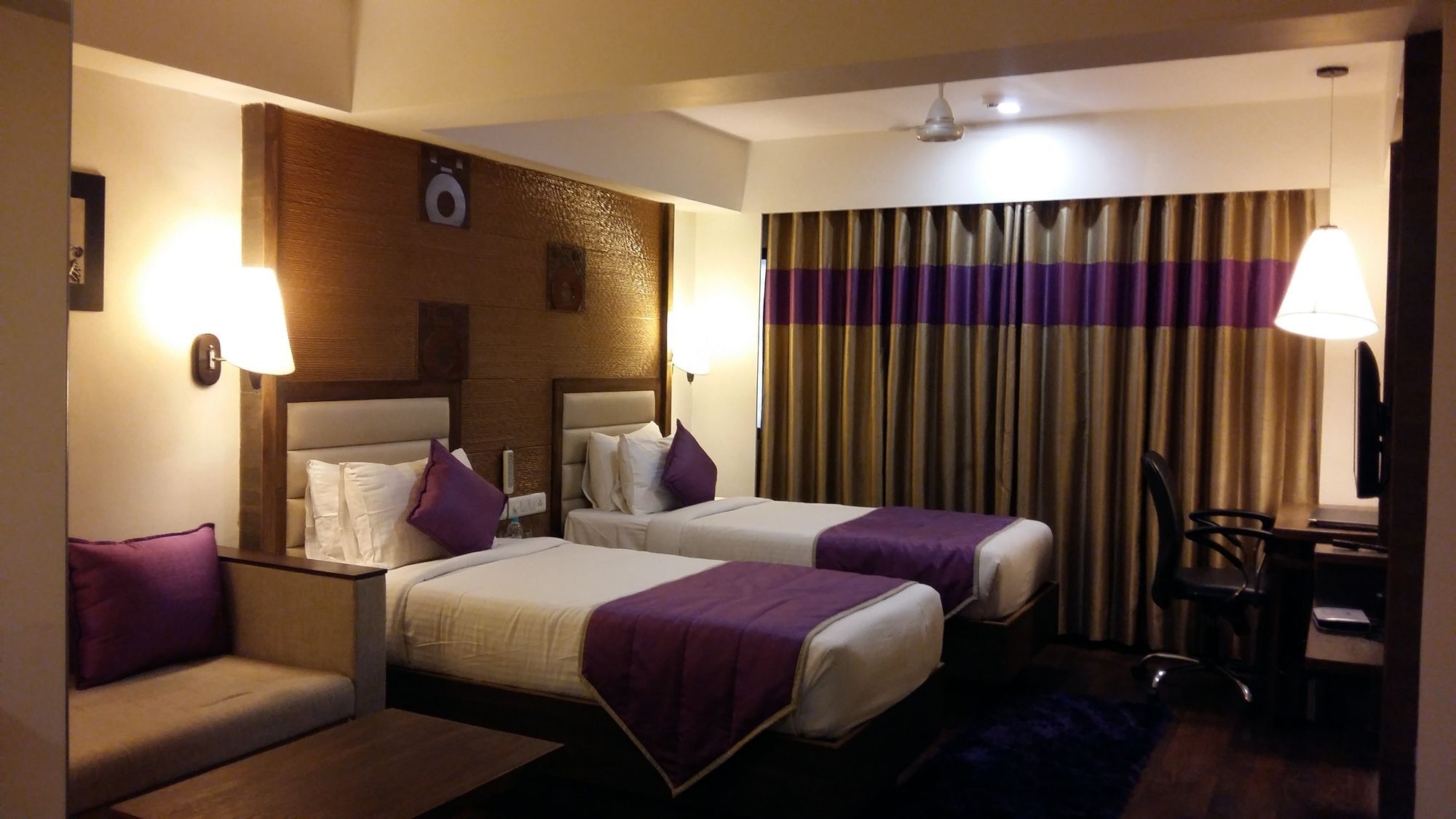 Pride Biznotel Vadodara Buitenkant foto