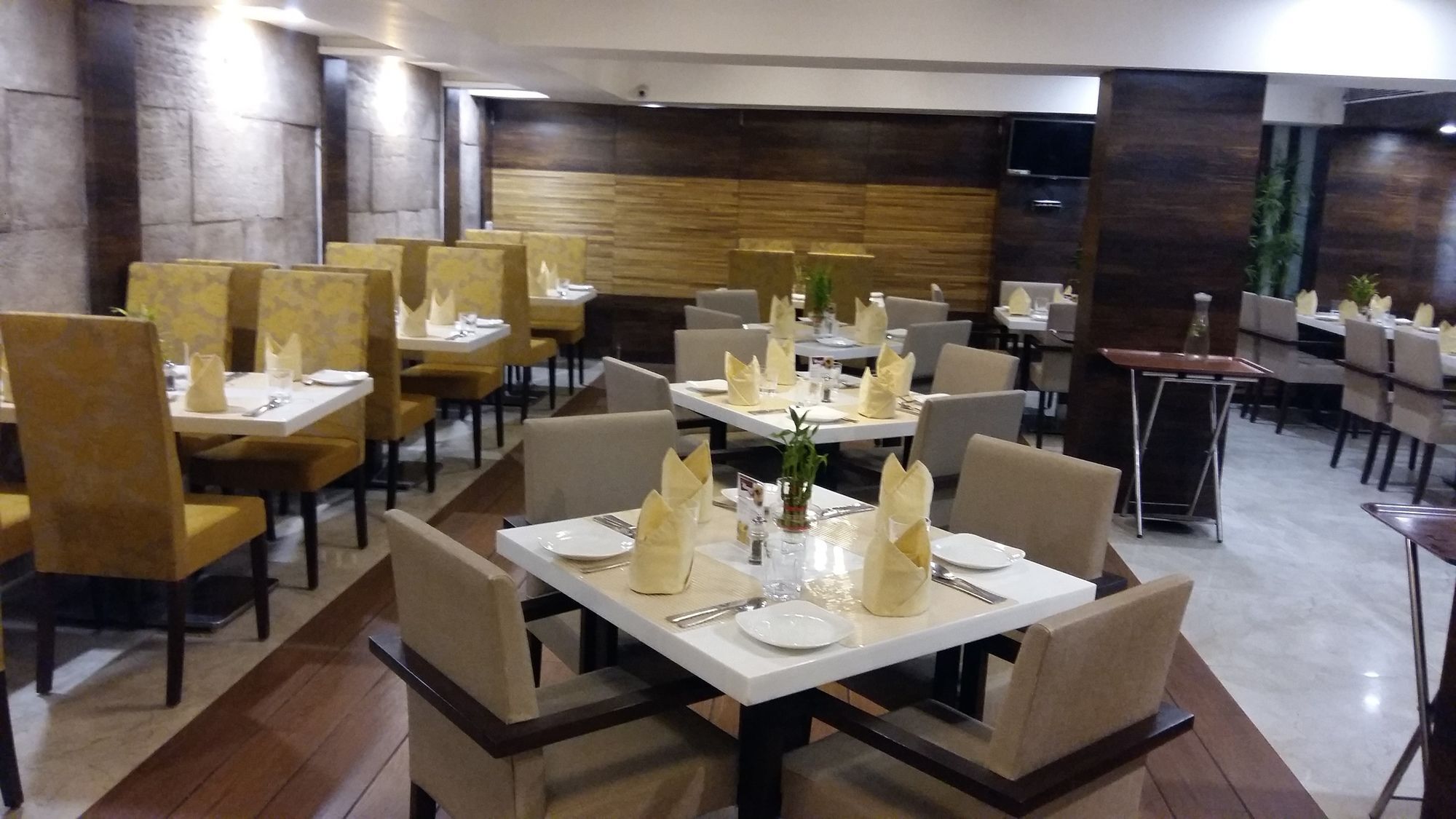 Pride Biznotel Vadodara Buitenkant foto