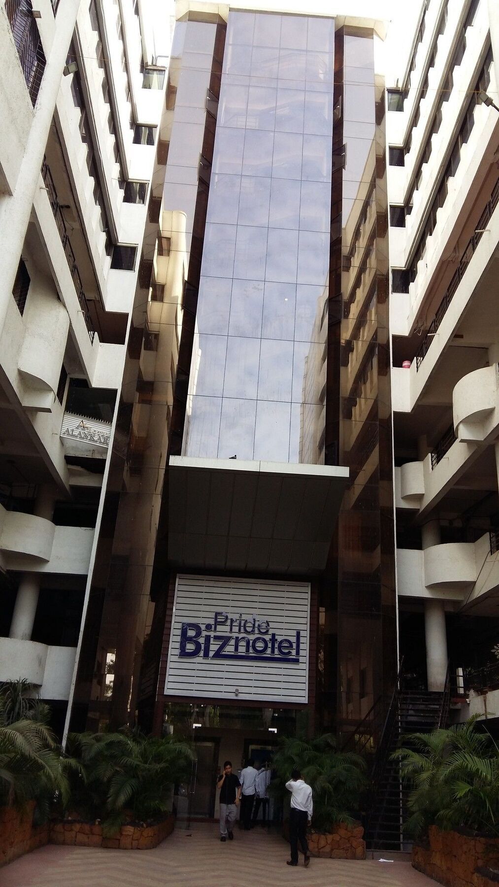 Pride Biznotel Vadodara Buitenkant foto