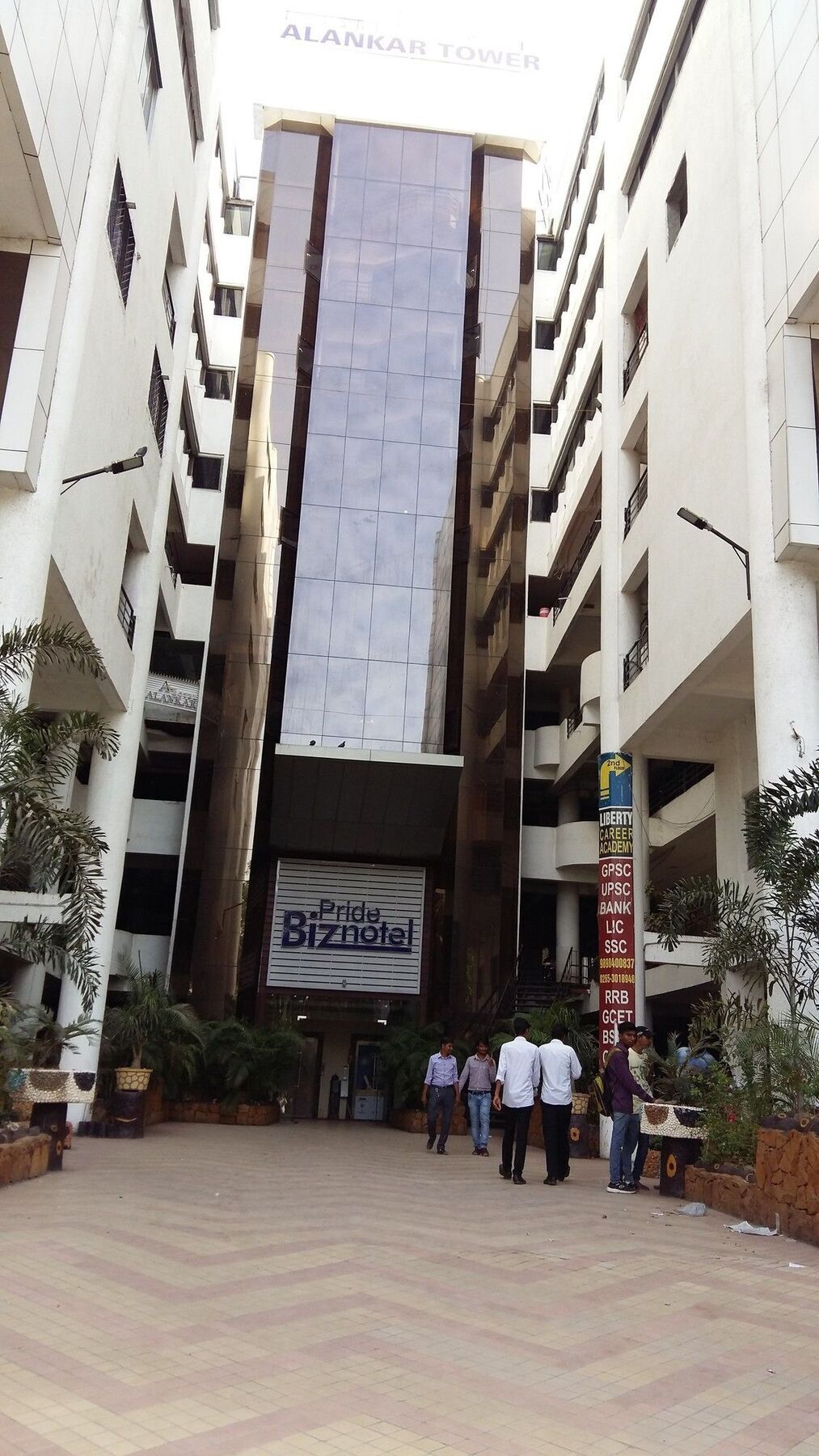 Pride Biznotel Vadodara Buitenkant foto
