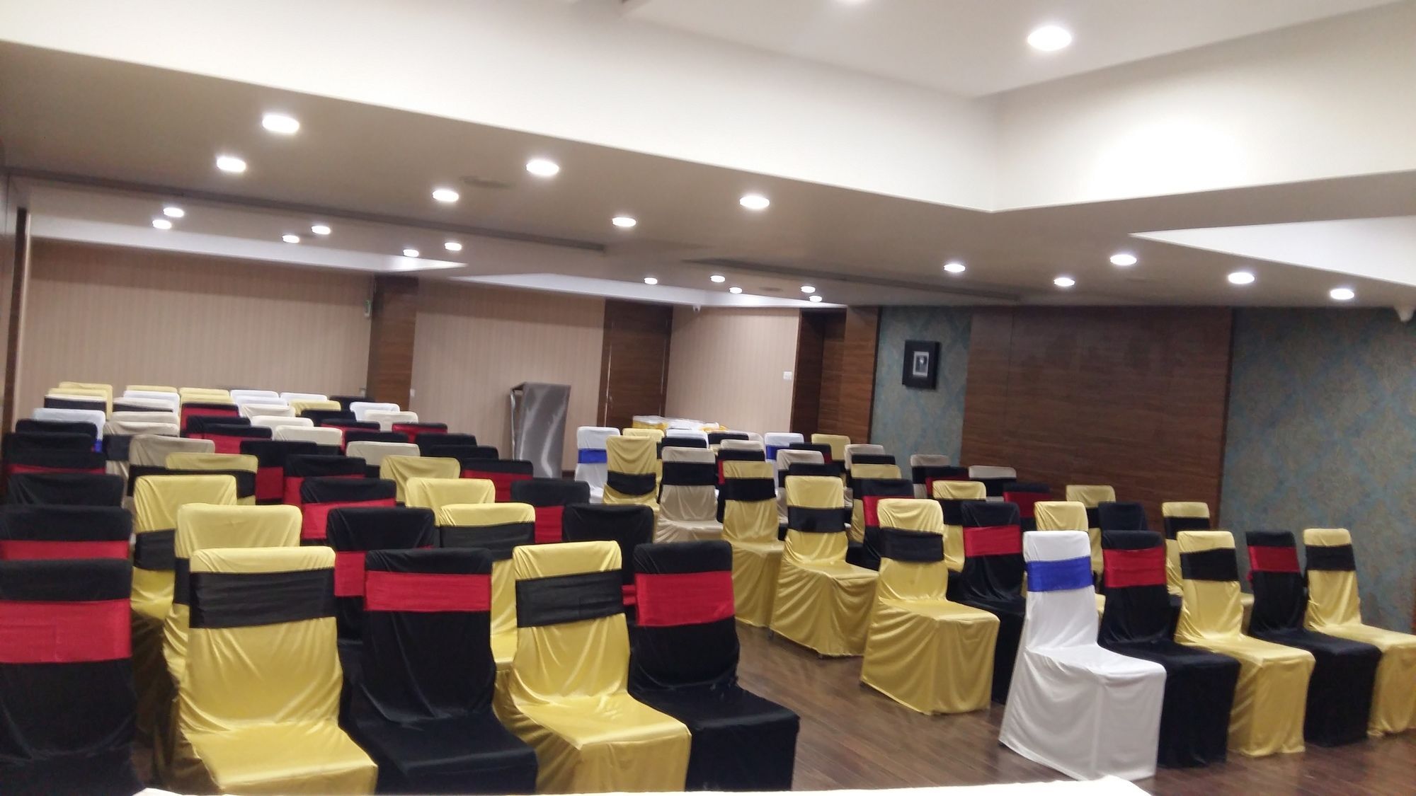 Pride Biznotel Vadodara Buitenkant foto
