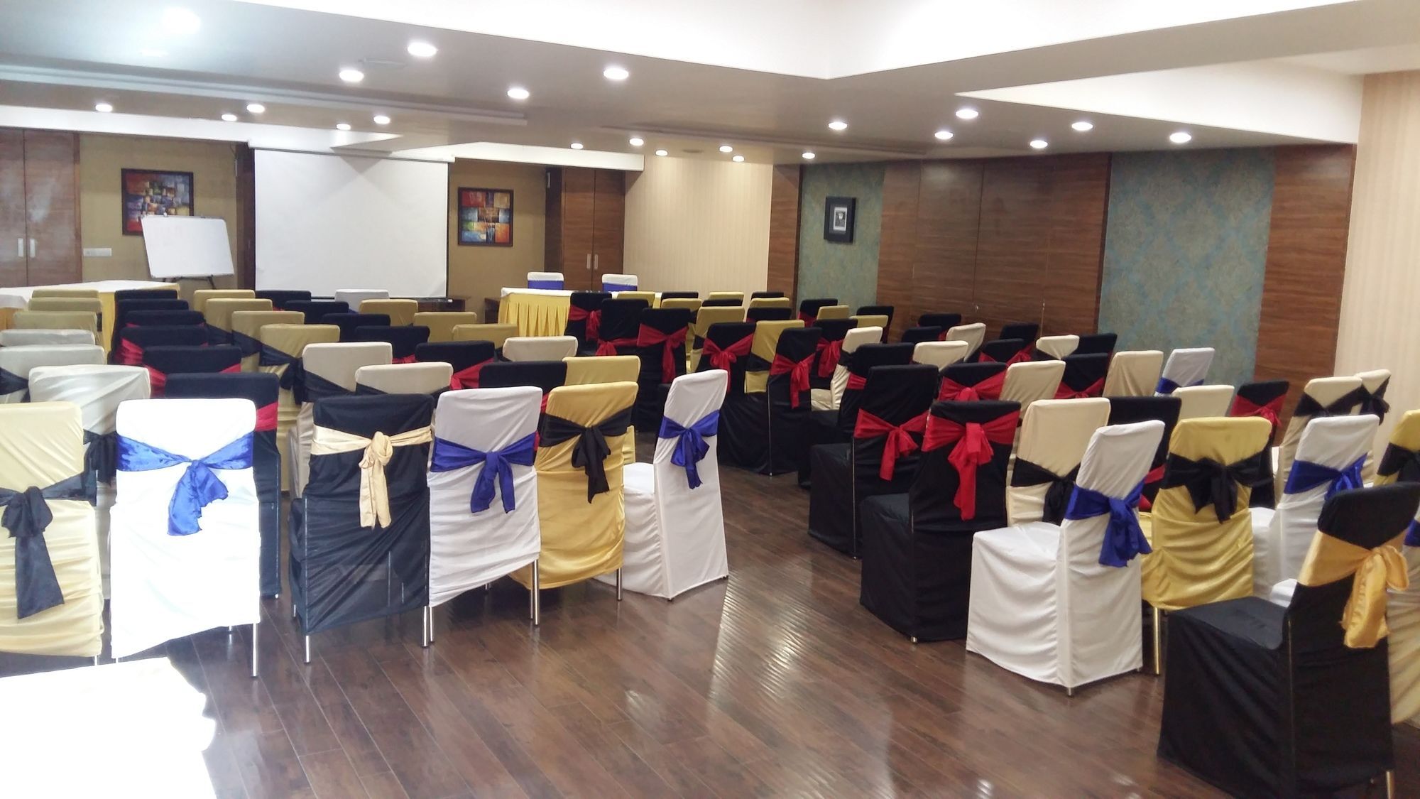 Pride Biznotel Vadodara Buitenkant foto
